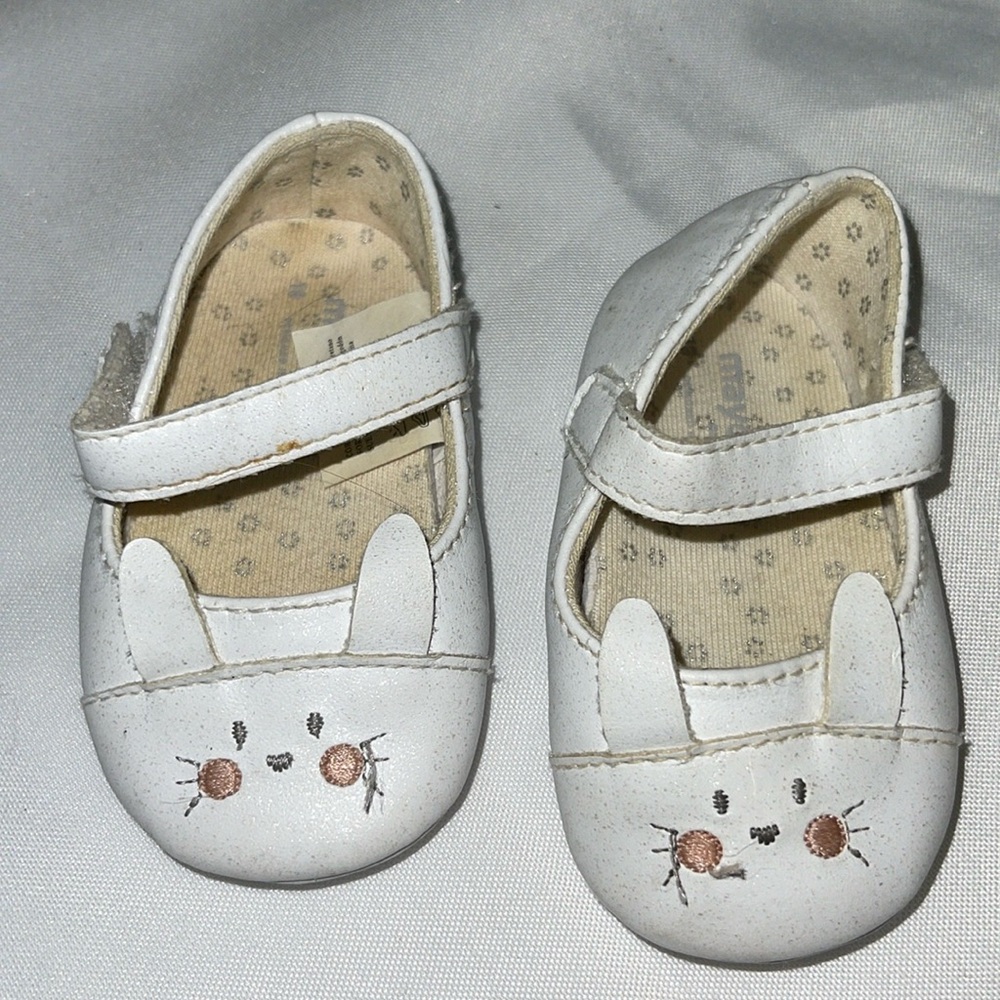 Mayoral white leather bunny shoes, size 3